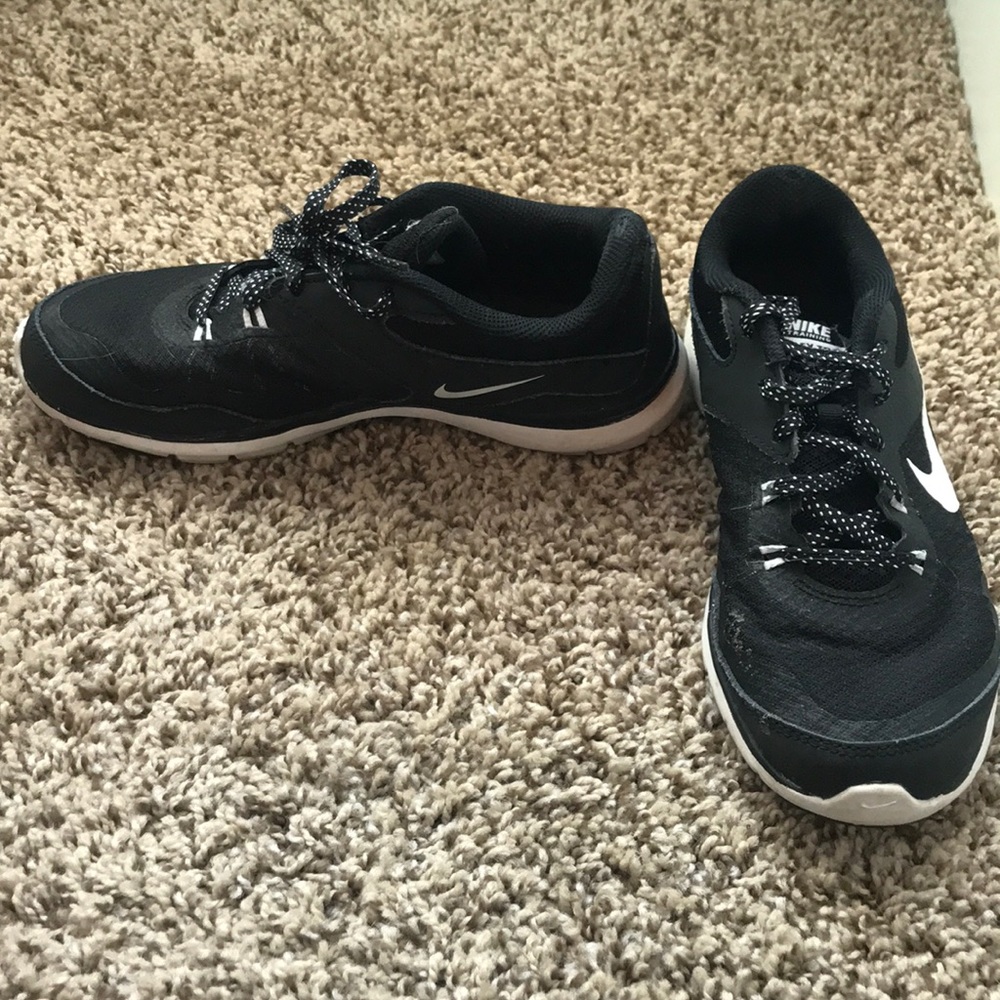 Tennis shoes